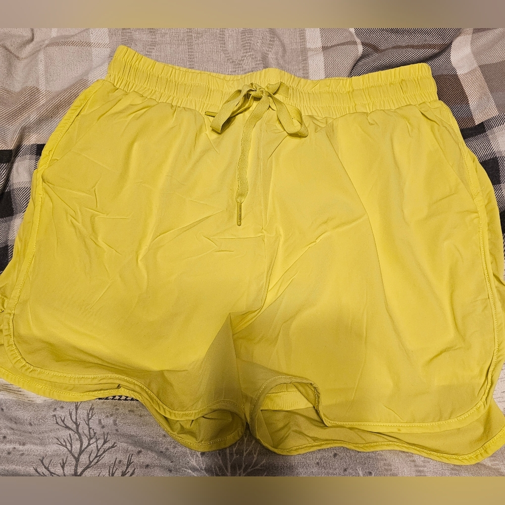 Buffbunny Tiki Yellow Flo Shorts NWOT MEDUIM